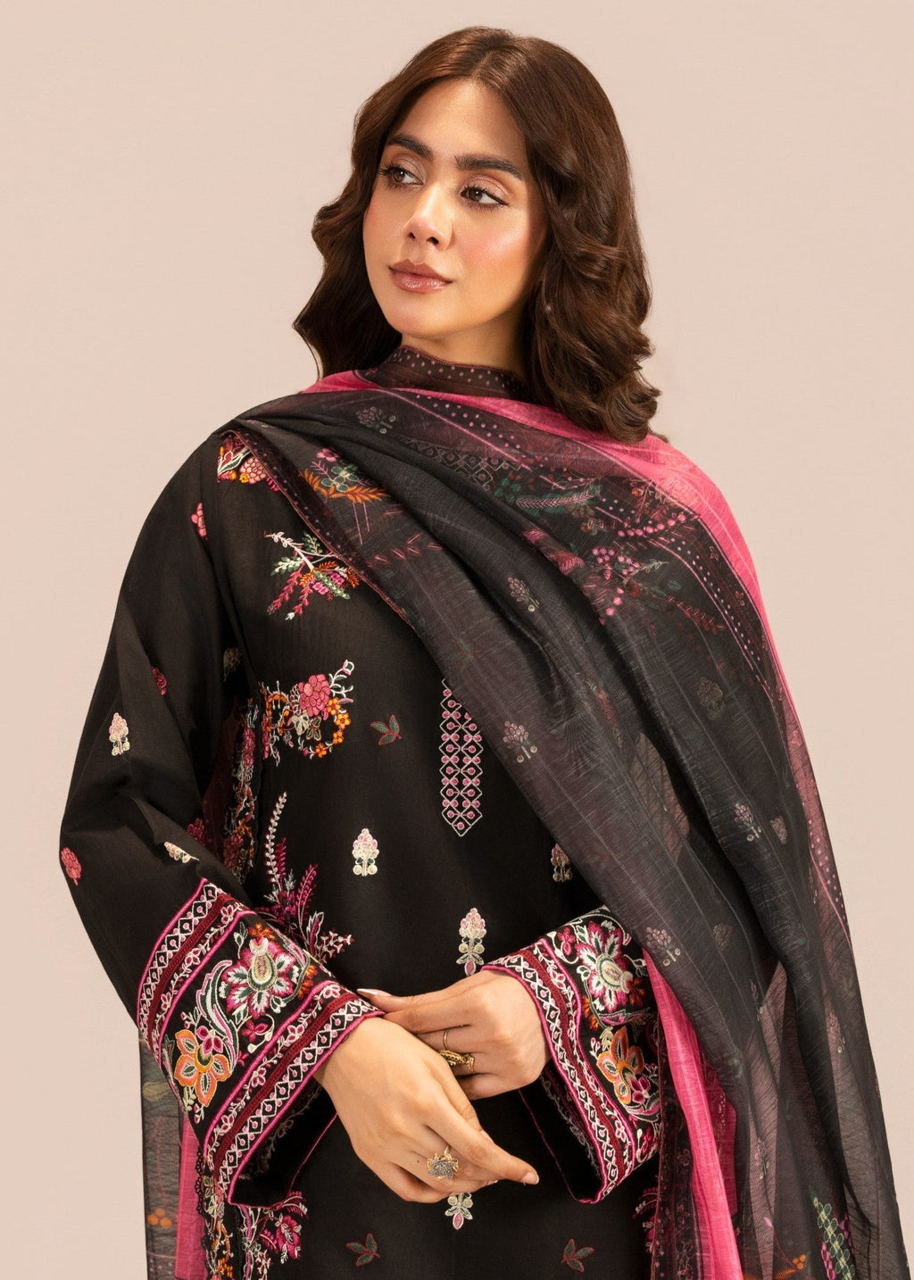 Embroidered Lawn Farshi Shalwar Suit – Black, Manaar Dupatta