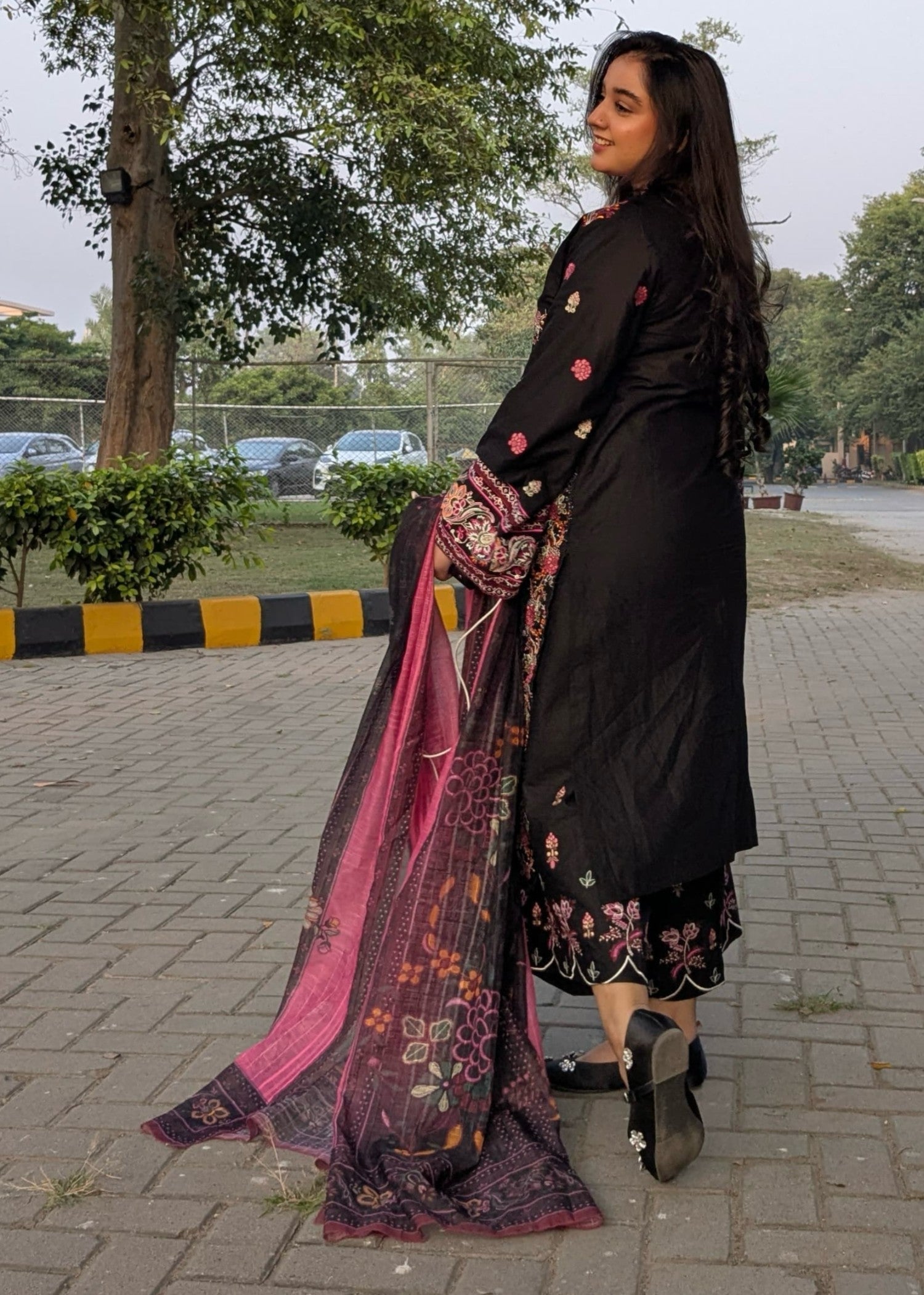 Embroidered Lawn Farshi Shalwar Suit – Black, Manaar Dupatta