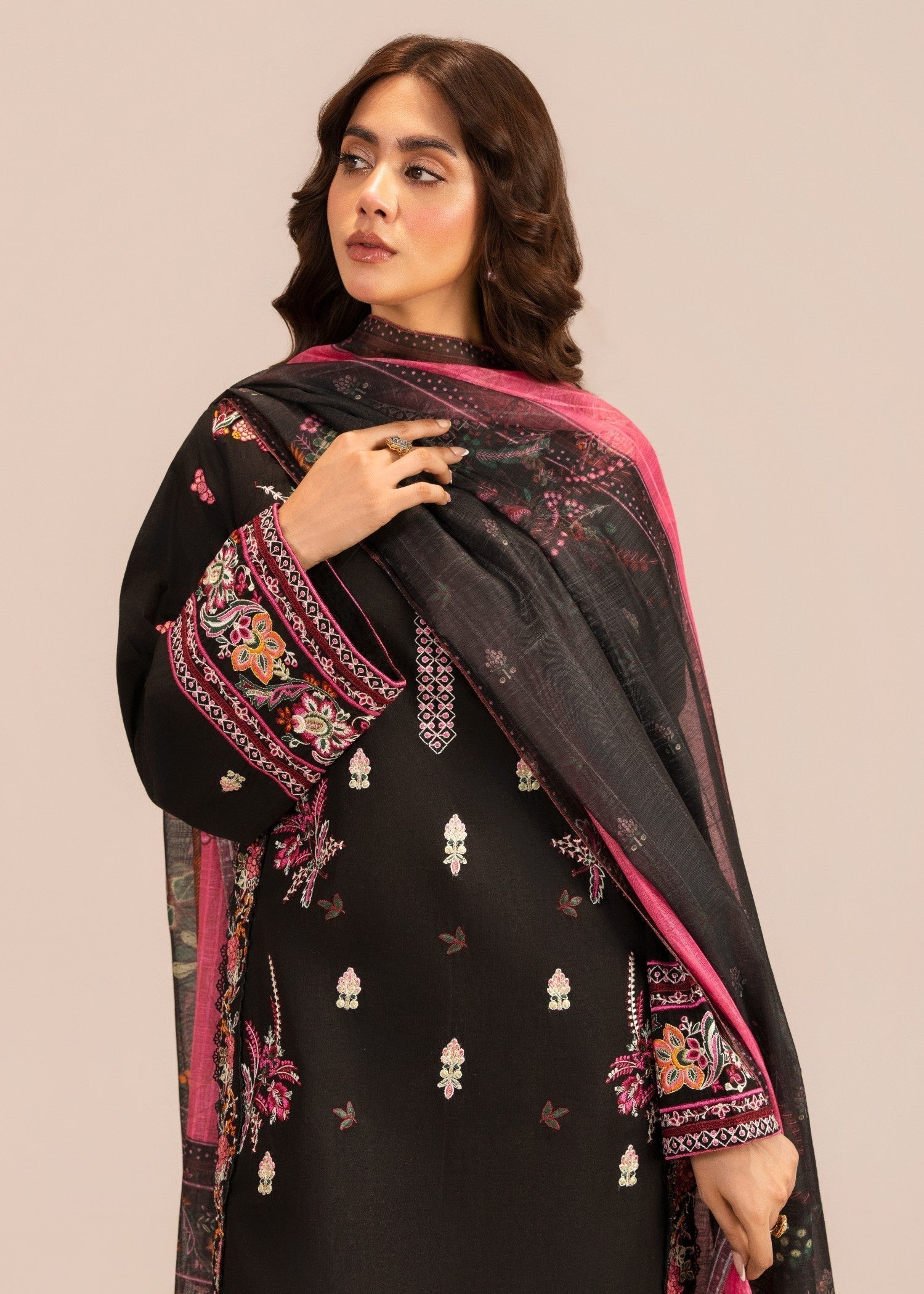 Embroidered Lawn Farshi Shalwar Suit – Black, Manaar Dupatta