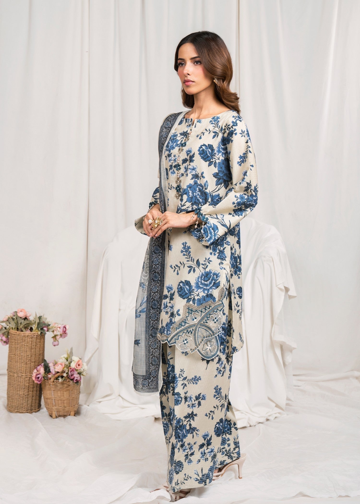 Embroidered Textured Lawn 3-Piece Suit – Ivory, Farshi Shalwar