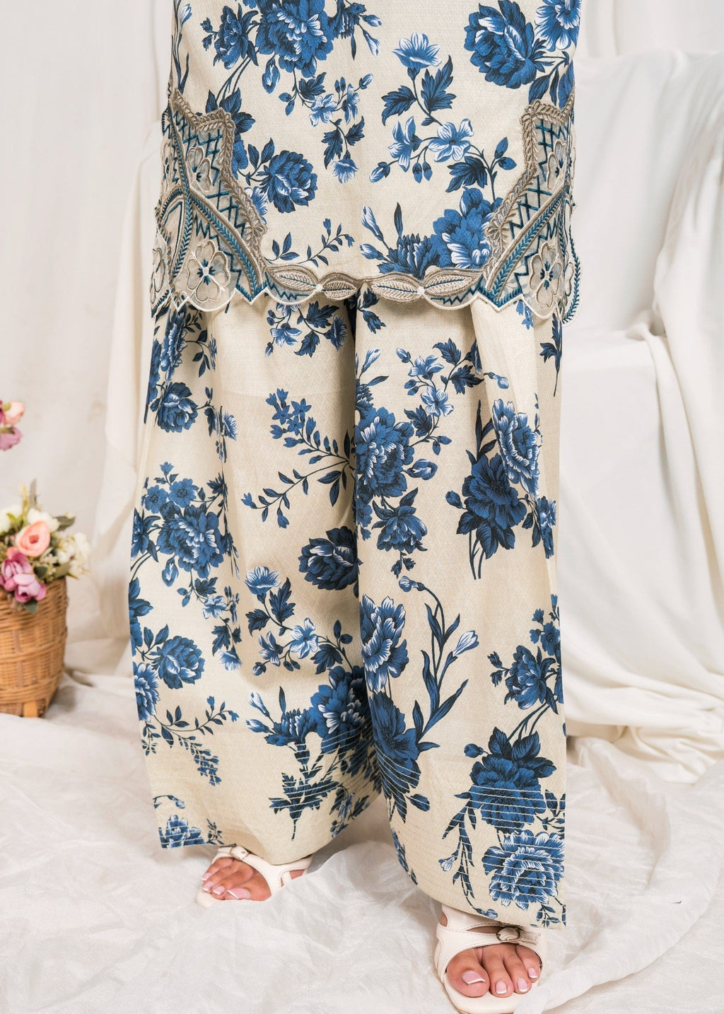 Embroidered Textured Lawn 3-Piece Suit – Ivory, Farshi Shalwar